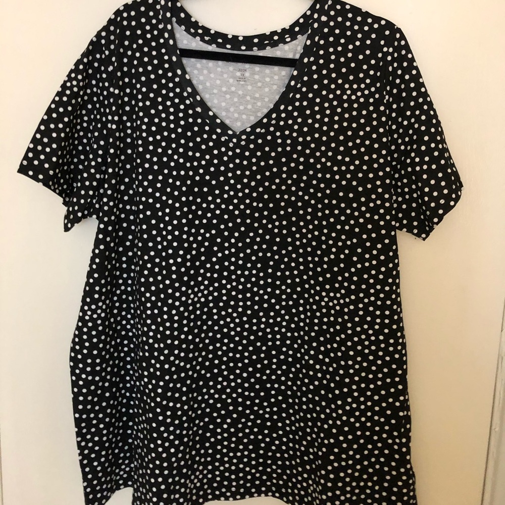 Black and white dotted V Neck Tee
